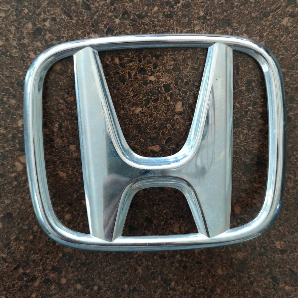 HONDA Trunk Rear Emblem Civic Sedan 2006-2001 75701-SNA-003   Rear deck lid trun